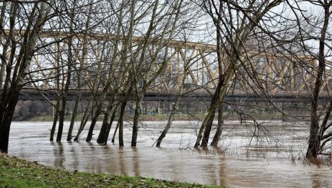 ДРАМА НА ВЕЛИКОЈ МОРАВИ: Преврнуо се чамац, један младић испливао, за другим се још увек трага