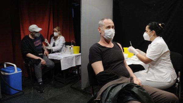 ВАКЦИНАЦИЈА У НАРОДНОМ ПОЗОРИШТУ: Имунизација запослених у националном театру (ФОТО)