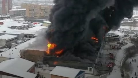 СТРАШНА ТРАГЕДИЈА У РУСИЈИ: Ватрогасци улетели у запаљено складиште, зграда се срушила на њих (ВИДЕО)