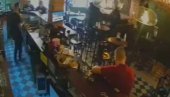 (UZNEMIRUJUĆE) SNIMAK ZAPREPASTIO SRBIJU: Upali u kafić u Novom Pazaru, pa besomučno tukli goste