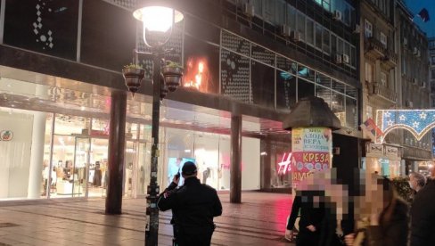 SNIMAK SA LICA MESTA: Ceo gornji sprat prodavnice H&M izgoreo! Hitna evakuacija zaposlenih i kupaca (VIDEO)