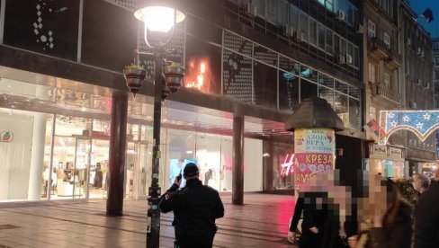 SNIMAK SA LICA MESTA: Ceo gornji sprat prodavnice H&M izgoreo! Hitna evakuacija zaposlenih i kupaca (VIDEO)