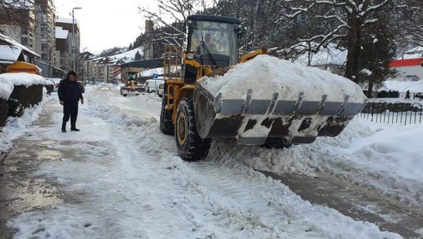 УКИНУТА ВАНРЕДНА СИТУАЦИЈА: Стабилна ситуација у Новој Вароши након обилних снежних падавина