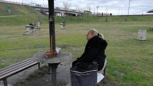 NAJTUŽNIJA SCENA NA TAMIŠKOM KEJU: Majka utopljenog dečaka ostavila tri stvari na mestu gde je vezao bicikl (FOTO)
