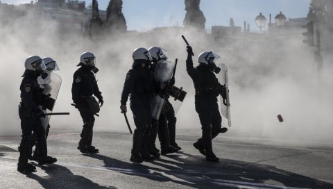 ГОРЕ УЛИЦЕ АТИНЕ И СОЛУНА: Димна бомба на полицијске снаге, сузавац и привођења на протестима (ФОТО/ВИДЕО)
