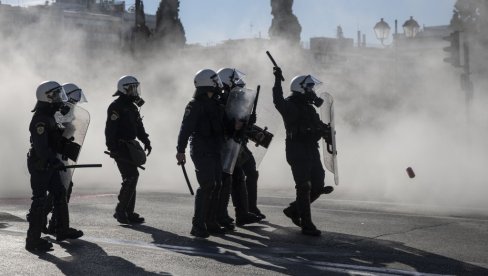 НЕРЕДИ У АТИНИ: Протести због најављене обавезне вакцинације, полиција користила сузавац и водене топове