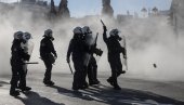 GORE ULICE ATINE I SOLUNA: Dimna bomba na policijske snage, suzavac i privođenja na protestima (FOTO/VIDEO)