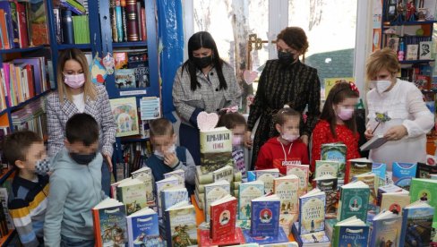 ВРЕДАН ПОКЛОН НОВОСАДСКИМ ОСНОВЦИМА: Град за школску библиотеку обезбедио 350 нових књига (ФОТО)