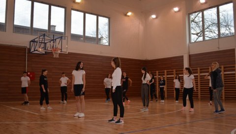 ПОСЛЕ 30 ГОДИНА ЧЕКАЊА: Први часови физичког у новој спортској сали у Свилајнцу (ФОТО)
