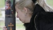ŠTA ĆU JA BEZ MOG DRAGANA? Neutešna majka Danijela Drljić i u četvrtak u suzama sedela na Tamiškom keju u Pančevu