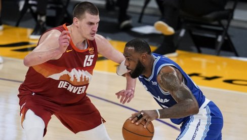 LEBRON GLEDA I NE VERUJE: Nikola Jokić i Denver nagetsi dobijaju Lejkerse na otvaranju NBA sezone