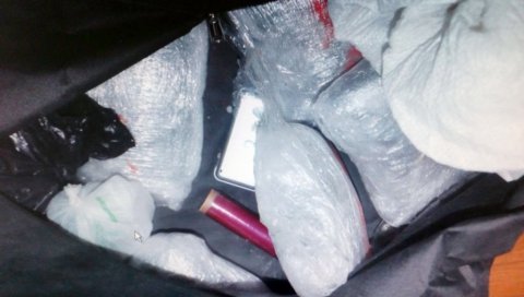 У СТАНУ НАРКОТИЦИ, ПИШТОЉ И МУНИЦИЈА: Новосадска полиција ухапсила двоје осумњичених за нелегалну трговину дрогом