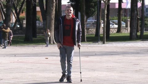 ТРУДОМ И СКЕЧЕВИМА ПРОТИВ БОЛЕСТИ: Требињац Марко Спаић (25) од рођења болује од хемофилије, све је популарнији надруштвеним  мрежама