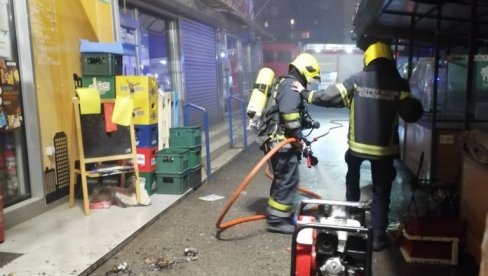 POŽAR NA BANOVOM BRDU: Gori prodavnica na pijaci, vatrogasne ekipe na licu mesta!