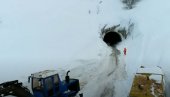 VOZILA VRAĆENA U TUNEL: Obrušio se sneg, u prekidu saobraćaj na putu Žabljak - Šavnik