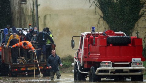 ЕВАКУАЦИЈА У ФРАНЦУСКОЈ: Набујале реке направиле хаос, градоначелник Сена тражи да се прогласи стање природне катастрофе (ФОТО/ВИДЕО)