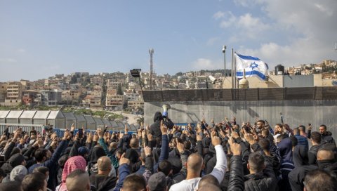НОСИЛИ БЕЛЕ ЗАСТАВЕ УМРЉАНЕ КРВЉУ: Више хиљада Арапа протествовало у Израелу (ФОТО)