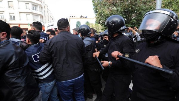 УЛИЦЕ ПРИПАДАЈУ НАРОДУ: Протести у Тунису, демонстранти пробили кордон (ФОТО)