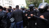 УЛИЦЕ ПРИПАДАЈУ НАРОДУ: Протести у Тунису, демонстранти пробили кордон (ФОТО)