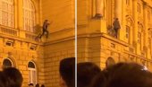 ИГРА СА ЖИВОТОМ: Младић скакао по згради позоришта (ВИДЕО)