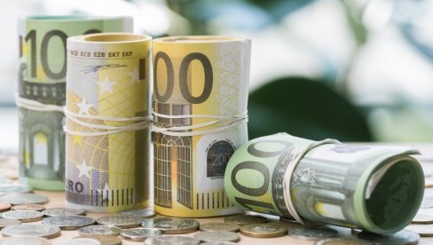 PRODATO PLATNO VELIČINE DVA FUDBALSKA IGRALIŠTA: Umetnik 52 miliona od prodaje poklonio siromašnoj deci