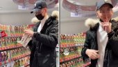 ŽENE BESNE ZBOG NESLANE ŠALE: Ono što je mladić iz Srbije uradio u prodavnici izazvalo je buru na društvenim mrežama (VIDEO)