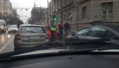 ŽESTOK UDES U CENTRU BEOGRADA: Muškarac leži nasred ulice, izgubio kontrolu nad volanom, pa skrenuo u suprotnu traku! (FOTO)
