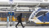 HOLANDIJA U CRVENOM: U Hagu iskočio tramvaj iz šina, obustavljnjen železnički i avio saobraćaj, oluja Darsi blokirala zemlju (FOTO)