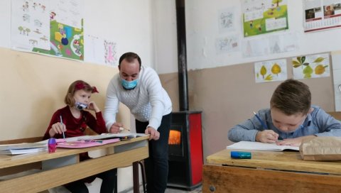 НАТАЛИЈА И МАТЕЈА МОЈИ ЈЕДИНИ ЂАЦИ: Небојша Петковић ради у школи у Зубовцу и има само два ученика