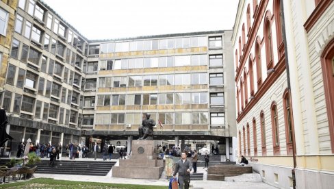 STUDENTI BLOKADERI ČEKALI CEO DAN DA SE OGLASE O SMRTI KOLEGINICE: Porodicu Firić razapinjali na krst jer nisu stali uz njih