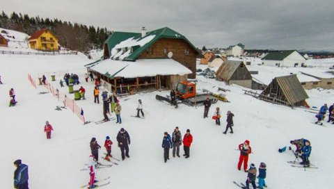 СНЕГ ПРИВУКАО ПОСЕТИОЦЕ: Зимска сезона у ски-центрима боља од прошлогодишње