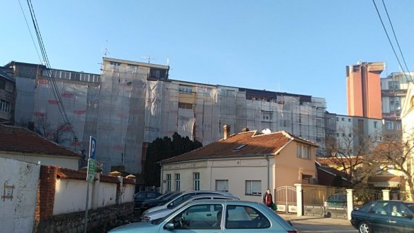 РАДЕ КАО УСРЕД ЛЕТА: Пиротски фасадери не посустају