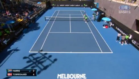 DRAMA NA AUSTRALIJAN OPENU: Sakupljač loptica se srušio, teniseri u panici zvali pomoć (VIDEO)