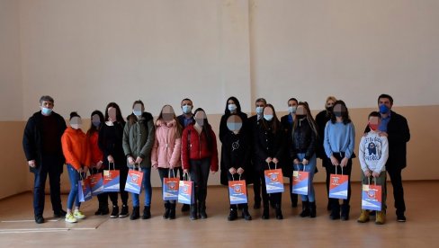 DVADESET TABLETA NAJBOLJIM ĐACIMA: Predstavnici Srpske liste posetili školu u Lapljem selu (FOTO)
