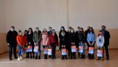 DVADESET TABLETA NAJBOLJIM ĐACIMA: Predstavnici Srpske liste posetili školu u Lapljem selu (FOTO)