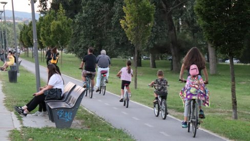 MUČE IH NEOBELEŽENE STAZE, TROTINETI I PARKIRANI AUTOMOBILI: Tribina “Biciklisti pitaju grad” u Novom Sadu