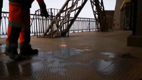 PARIZ POD LEDOM: Na Ajfelovoj kuli radnici bacačima plamena tope sneg i led! (VIDEO)