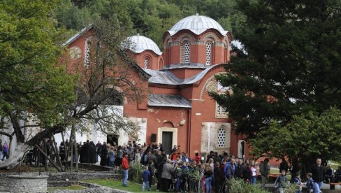 SVETINJE NA KiM U OPASNOSTI: Posle odluke Uneska o Gračanici, Dečanima, Pećkoj patrijaršiji - potrebna međunarodna zaštita