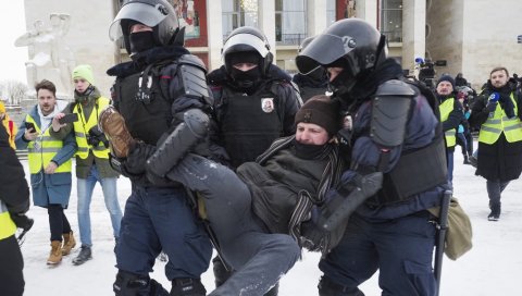 НА УЛИЦУ ИЗЛАЗЕ УЗ УКЉУЧЕНЕ ТЕЛЕФОНЕ: У Русији присталице Алексеја Наваљног ипак не одустају од протеста
