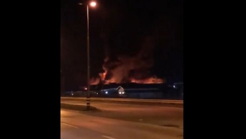 KULJA GUSTI DIM, PLAMEN OSVETLJAVA CEO GRAD: Evo kako izgleda požar u fabrici nameštaja u Valjevu (VIDEO)