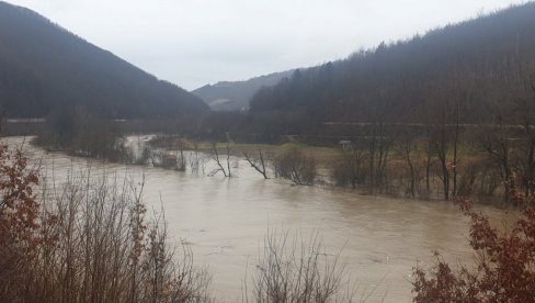 LIM POPLAVIO DESETINE HEKTARA ORANICA: Rekom ponovo pluta velika količina smeća (VIDEO)