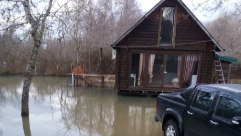 ПОПЛАВЕ У ЦРНОЈ ГОРИ: Излила се река Бојана, куће уз обалу под водом (ФОТО)