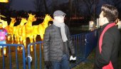 NAŠE PRIJATELJSTVO JE ČELIČNO: Miloš Vučević obišao Kineski festival svetlosti u Limanskom parku (FOTO)