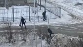 OVO NIJE VETAR, VEĆ PRAVI URAGAN: LJudi leteli po ulicama, morali da se drže za saobraćajne znake - haos u Magadanu (VIDEO)