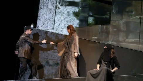 PREMIJERA „POD ISTIM KROVOM“: Nova predstava na scen Novosadskog pozorišta