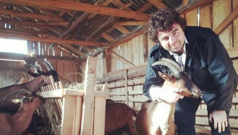 STIŽU TREĆE DETE I KOZMETIKA: Branko Janković,  osim što glumi, ima i farmu sa 150 koza u selu Gunjaci kod Osečine