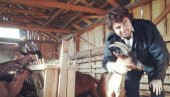 СТИЖУ ТРЕЋЕ ДЕТЕ И КОЗМЕТИКА: Бранко Јанковић,  осим што глуми, има и фарму са 150 коза у селу Гуњаци код Осечине