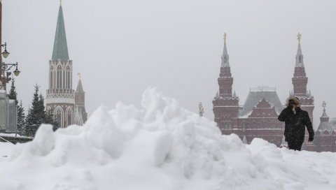 НОВИ СЛОЈ СНЕГА ЋЕ ПОКРИТИ МОСКВУ: Снажа олуја прети Русији, милиони људи биће завејани