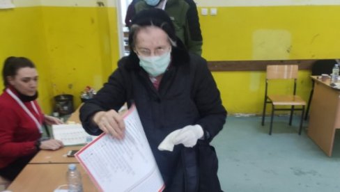STARA MAJKA SE NE PREDAJE, TO NIKADA NIJE OPCIJA: Majka poslanika Marića glasala u 80 godini za Srpsku listu (FOTO)