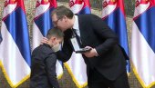 POTRESAN MOMENAT NA DODELI ORDENJA: Mali Uroš primio odlikovanje za pokojnog oca - ovako je reagovao Vučić (FOTO)